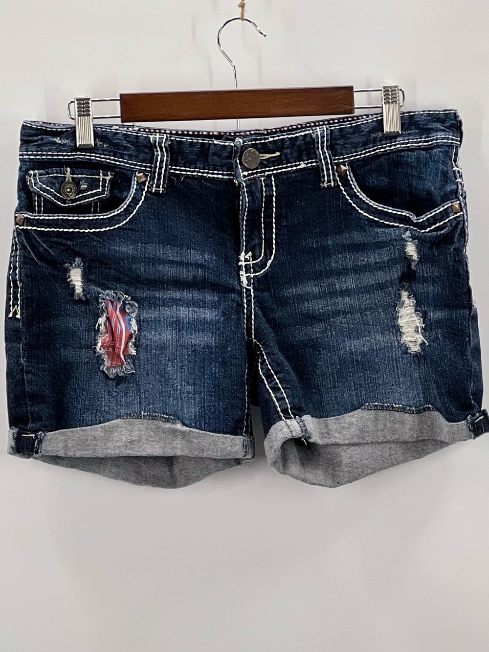 J022 Maurices mid-rise distressed denim cuffed shorts